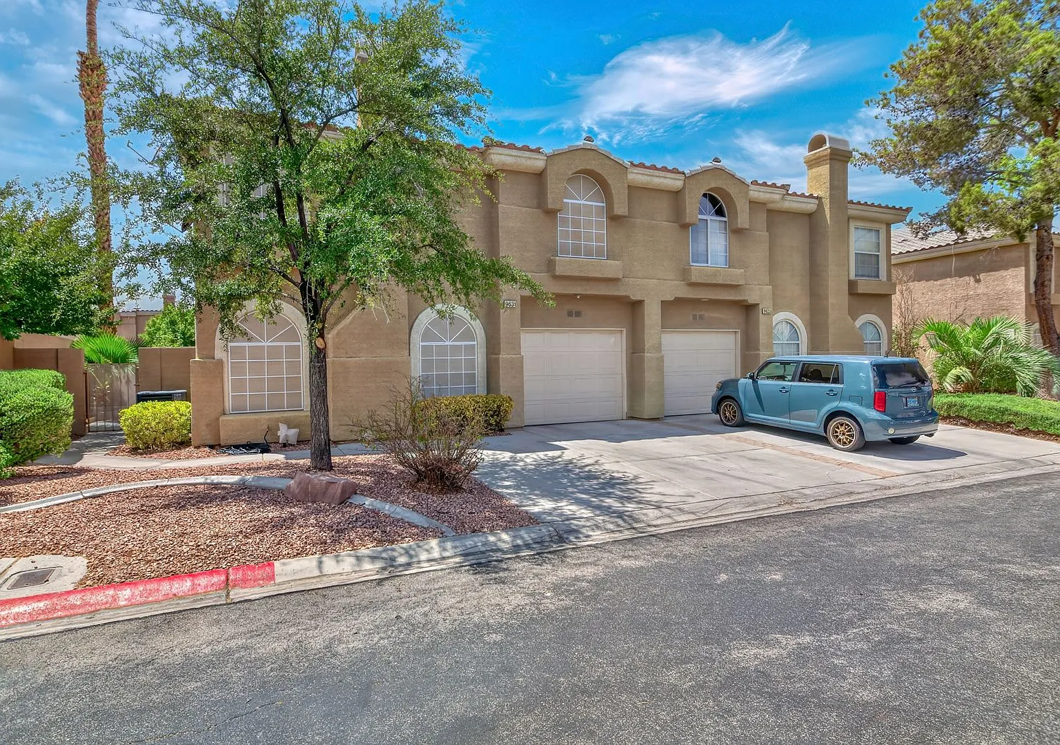 Fantastic 3-Bedroom Las Vegas Townhome In Gated Community! — Photo 2