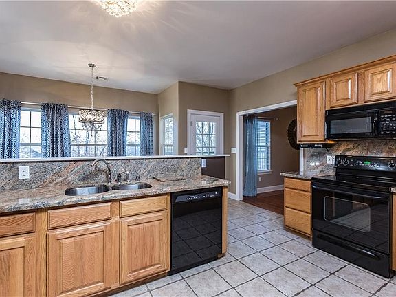 3rd image of 7 Boxford Dr