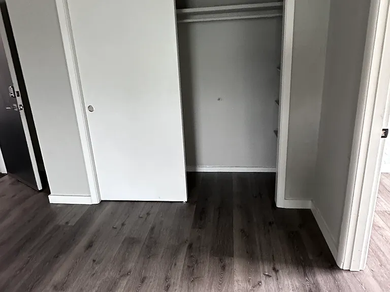 1528 W Irving St #9 — Photo 6