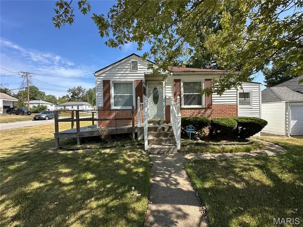 7421 Pleaseway Dr, Saint Louis, MO 63136