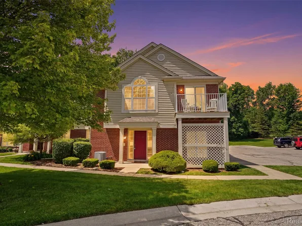 1668 Deepwood Cir, Rochester, MI 48307