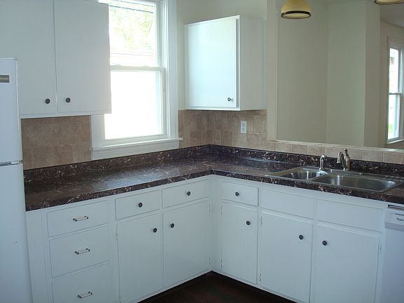 Lots of kitchen cabinets