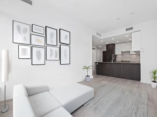 5333 Goring St #907, Burnaby, BC V5B 0B6