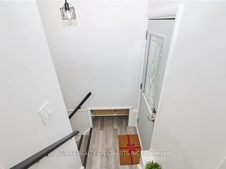 6 Gormley Cres #LOWER — Photo 2