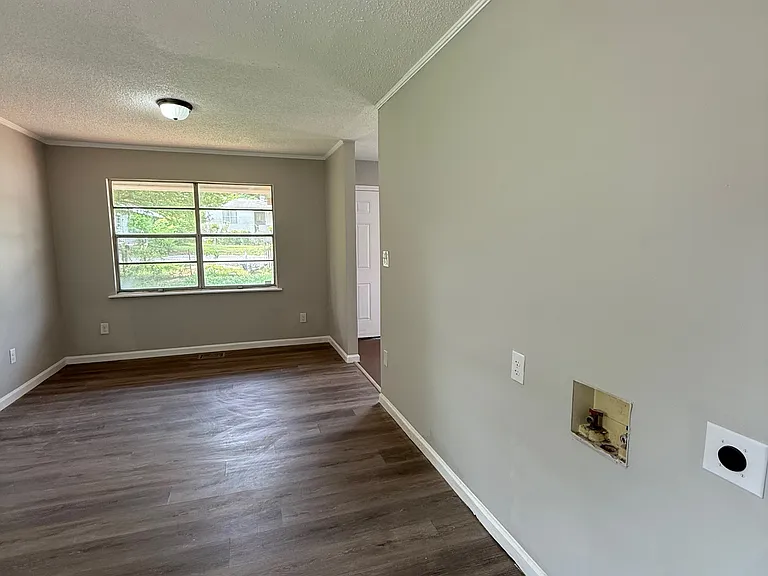 3720 Howard Ave SW — Photo 3