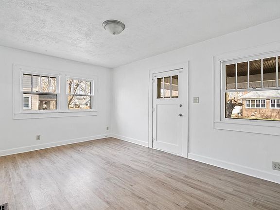 3rd image of 959-961 E Mills Ave
