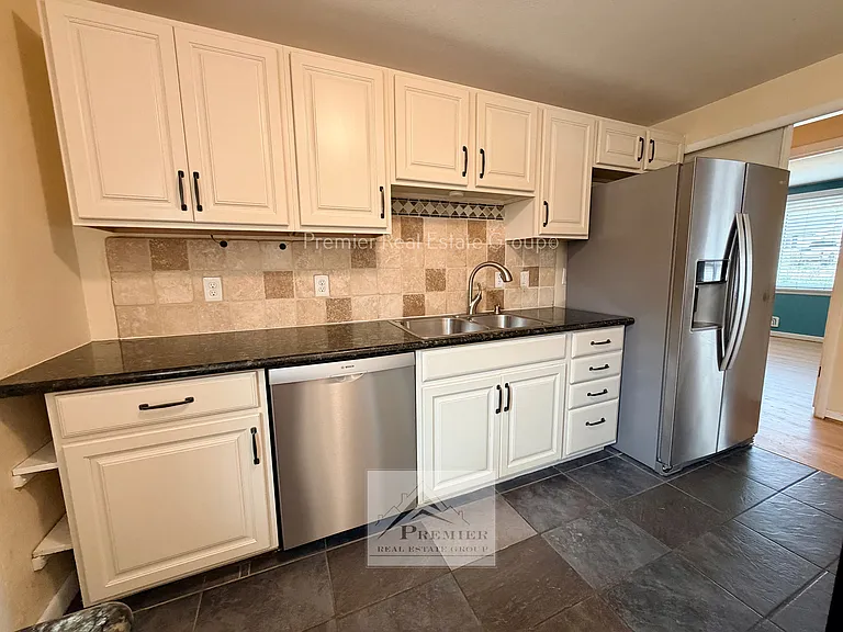 2140 Robin Dr — Photo 9