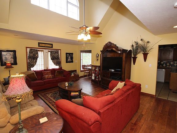 4th image of 14 Holly Lake Dr