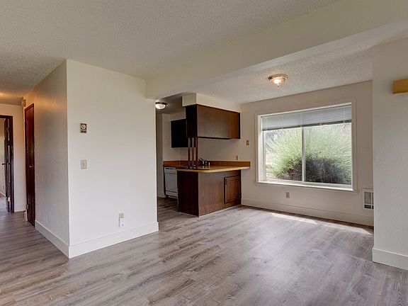 2nd image of 304 N Main St APT 5