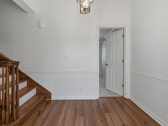 3rd image of 1059 Oakwood Rd