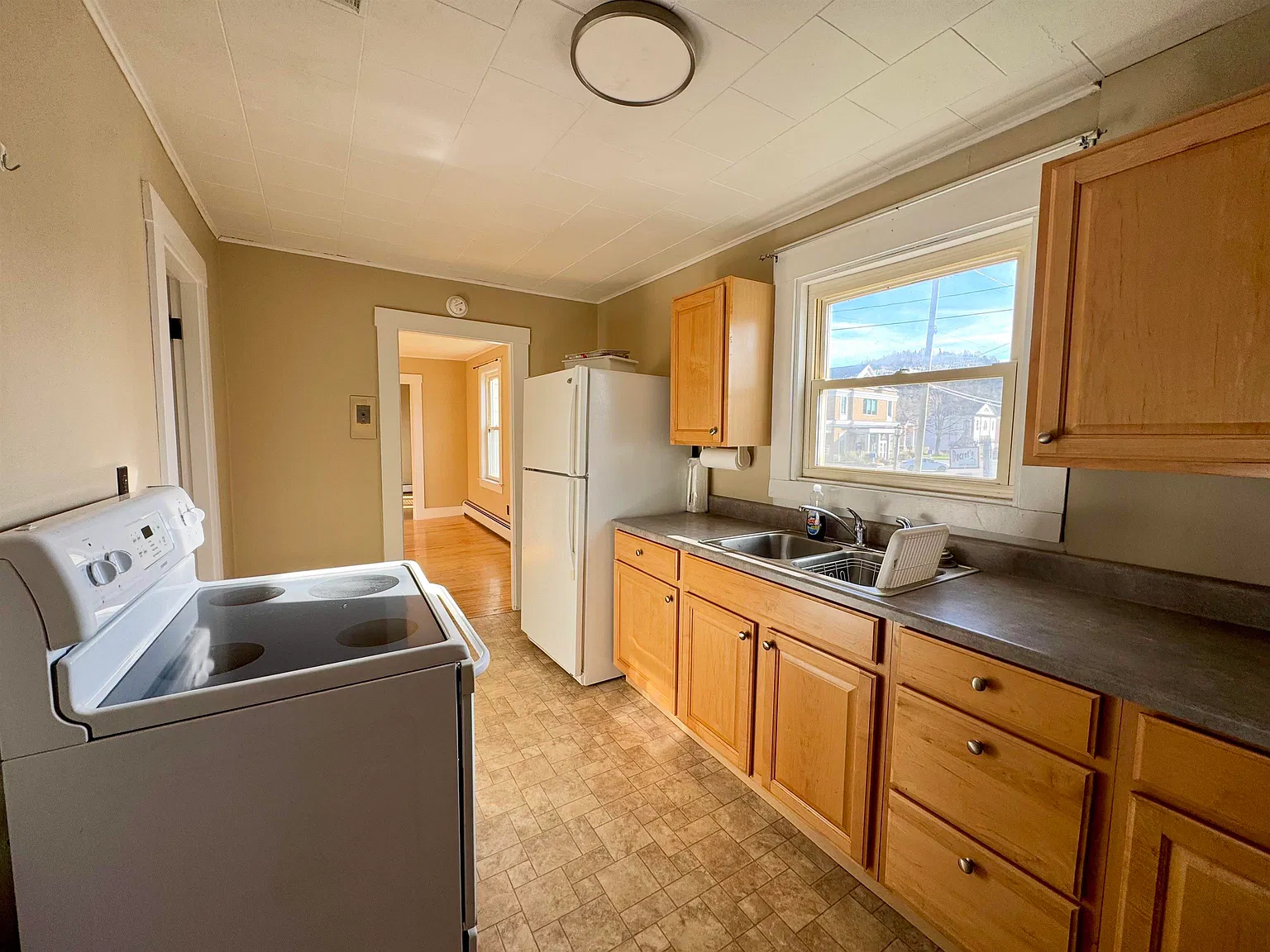 2 bed, 1.0 bath, 869 sqft, $1,200 — Photo 1