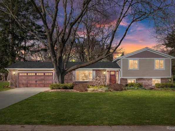 1406 Russ Roy Ct, White Lake, MI 48383