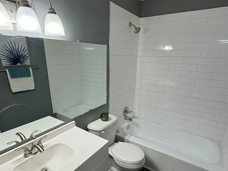Kingswood Court Apartments and Townhomes — Photo 14
