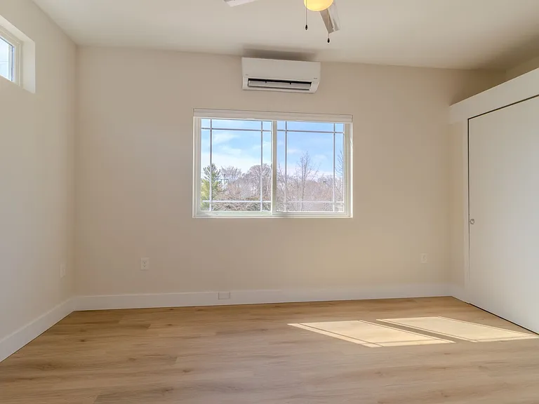 1 Bed 1 Bath in Downtown Traverse City — Photo 15