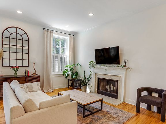 3rd image of 3267 N St NW APT 3