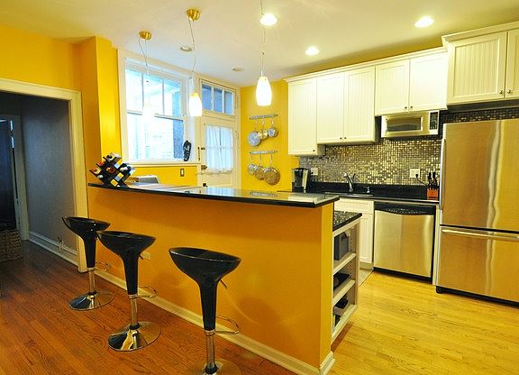 5th image of 729 Erie St APT 3F