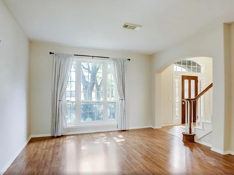 1427 Roundleaf Ct — Photo 2