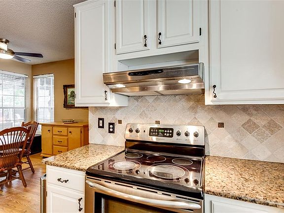 5th image of 3200 Shady Glen Dr