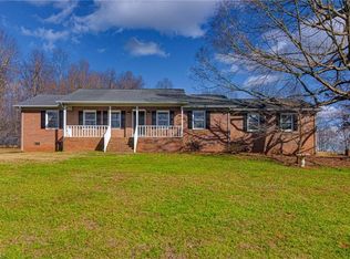 3 Summey Dr, Thomasville, NC 27360