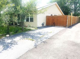 202 Laurel Dr, North Aurora, IL 60542