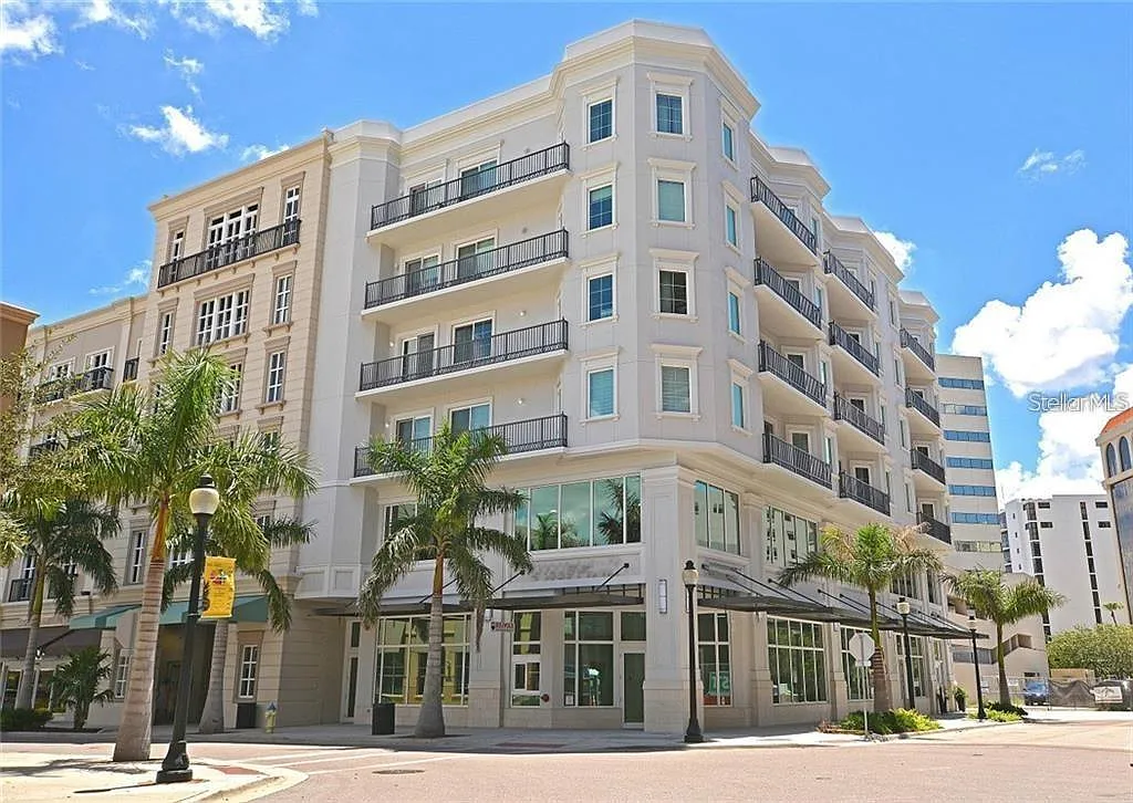 2 bed, 2.0 bath, 1028 sqft, $4,500 — Photo 1