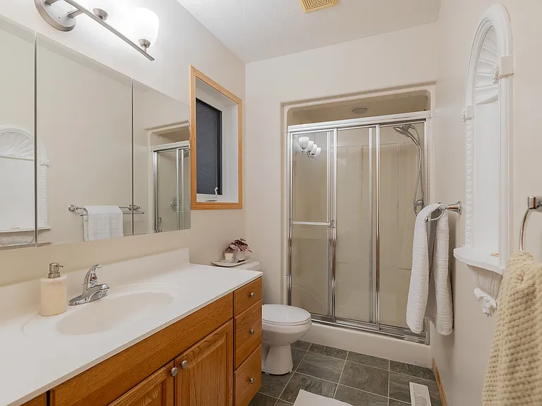 670 Saskatchewan Cres E — Photo 12