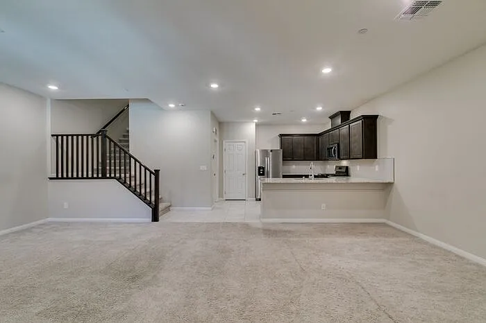 3 bed, 2.5 bath, 1544 sqft, $2,167 — Photo 2
