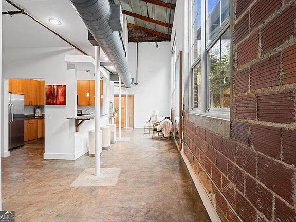 5th image of 600 College St Unit 113