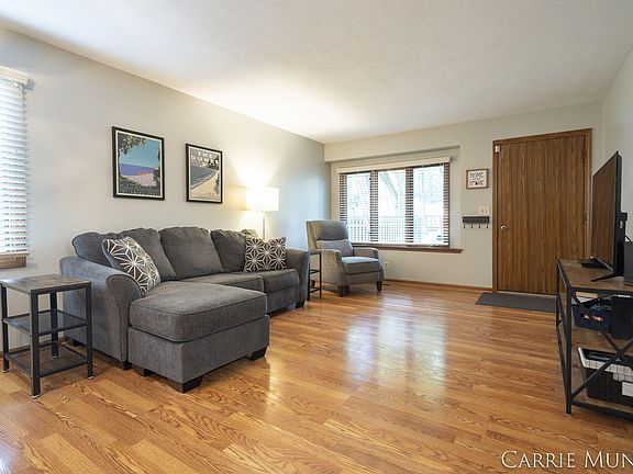 5th image of 451 Evergreen Ln