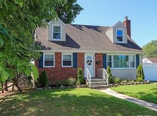 1832 William St, Merrick, NY 11566