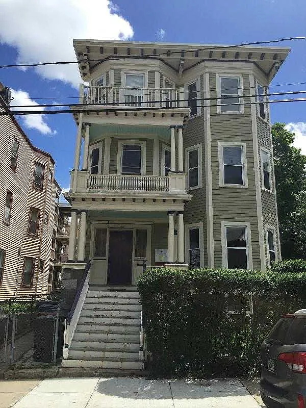 4 bed, $3,100 — Photo 1