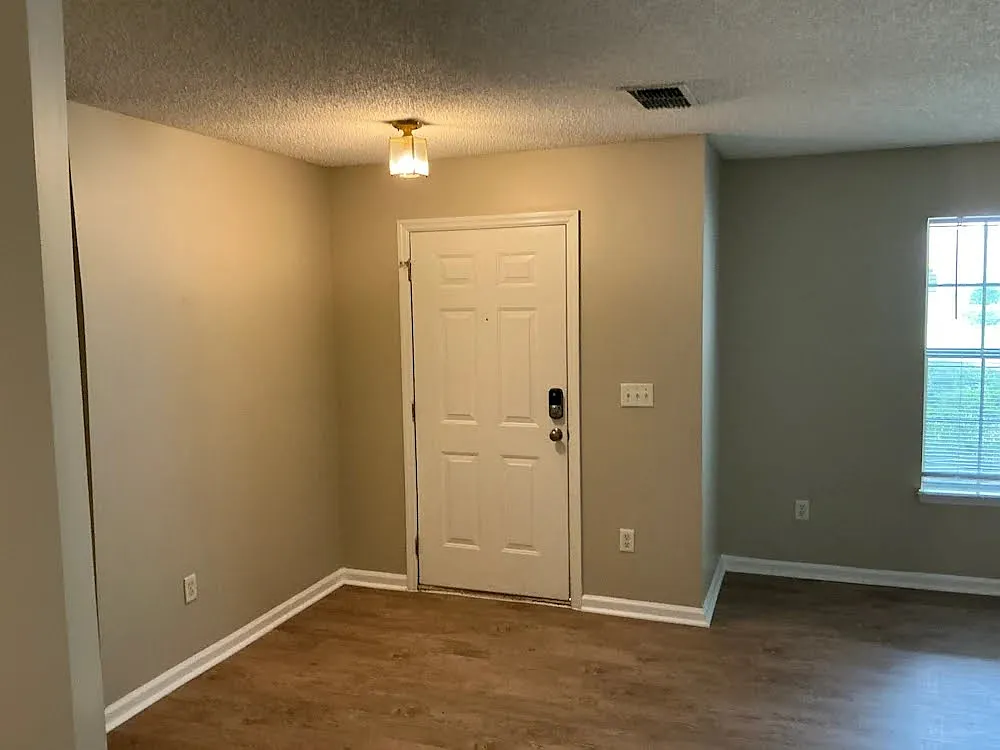 4 bed, 2.5 bath, 2594 sqft, $2,075 — Photo 2