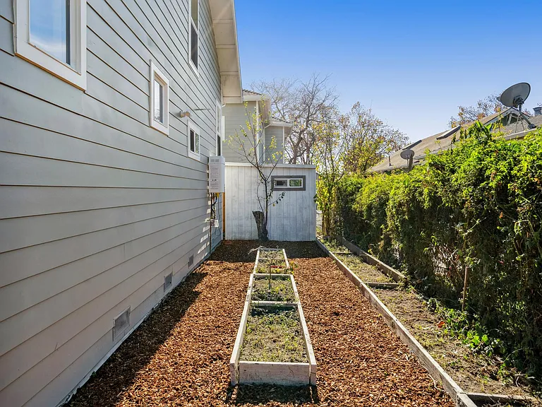 880 61st St — Photo 34