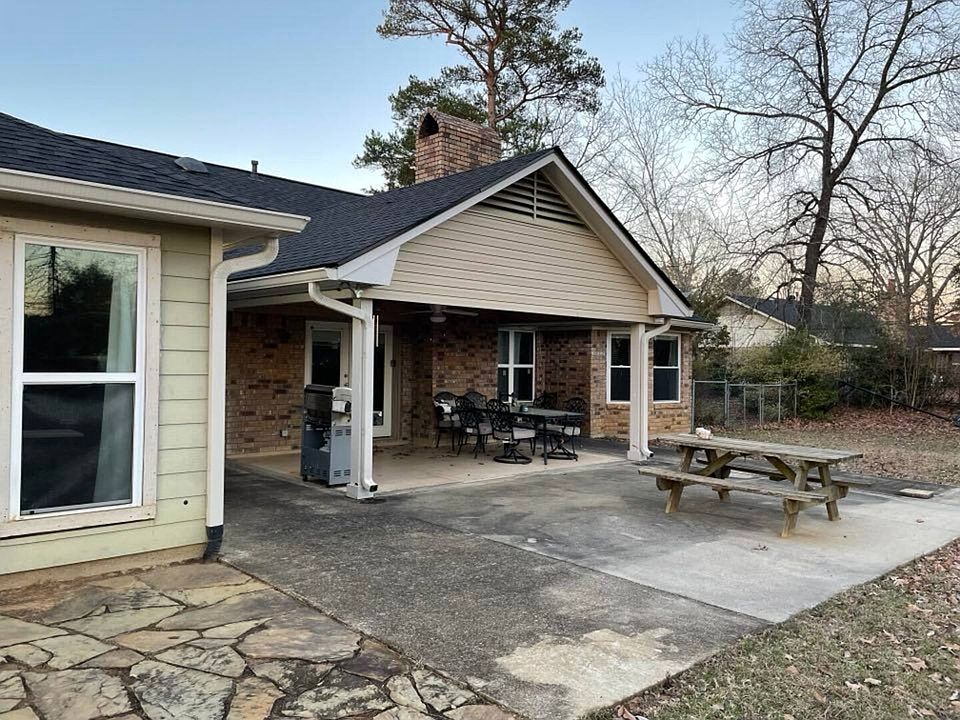2nd image of 305 S Tanglewood Dr