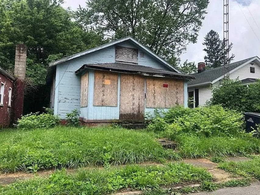 217 NW K St photo 1