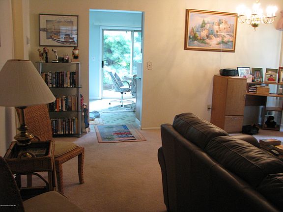 4th image of 654 S Petunia Lane