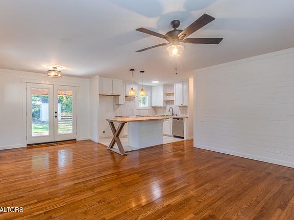3rd image of 332 Sarvis Dr