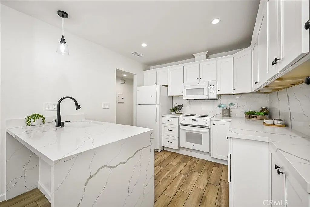 3 bed, 1056 sqft, $3,600 — Photo 3