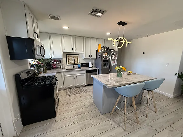 1220 W Missouri Ave — Photo 2