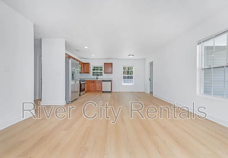 1030 SE 52nd St — Photo 2