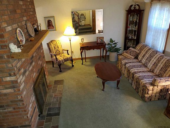 3rd image of 12 Woodlake Dr