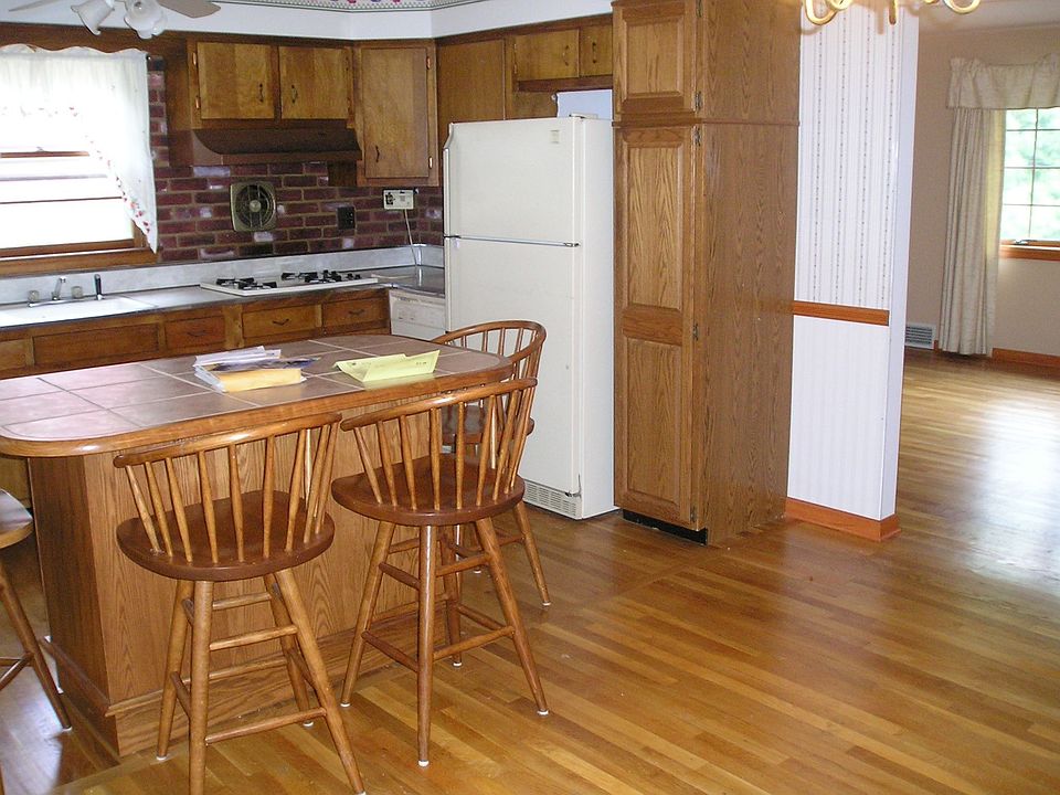 2nd image of 13 Aspen Rd