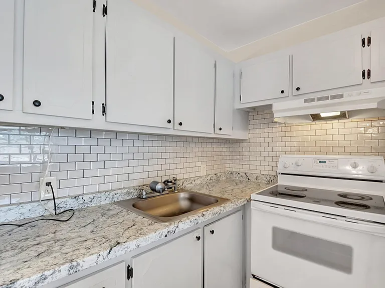 176 Dorset E — Photo 10