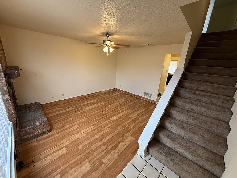 730 Bluebonnet Dr #B — Photo 2