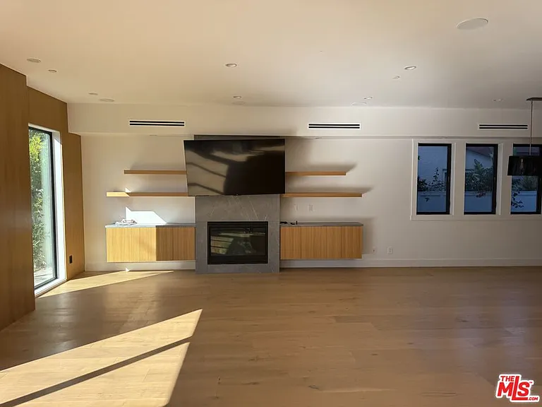 3021 Stanford Ave — Photo 6