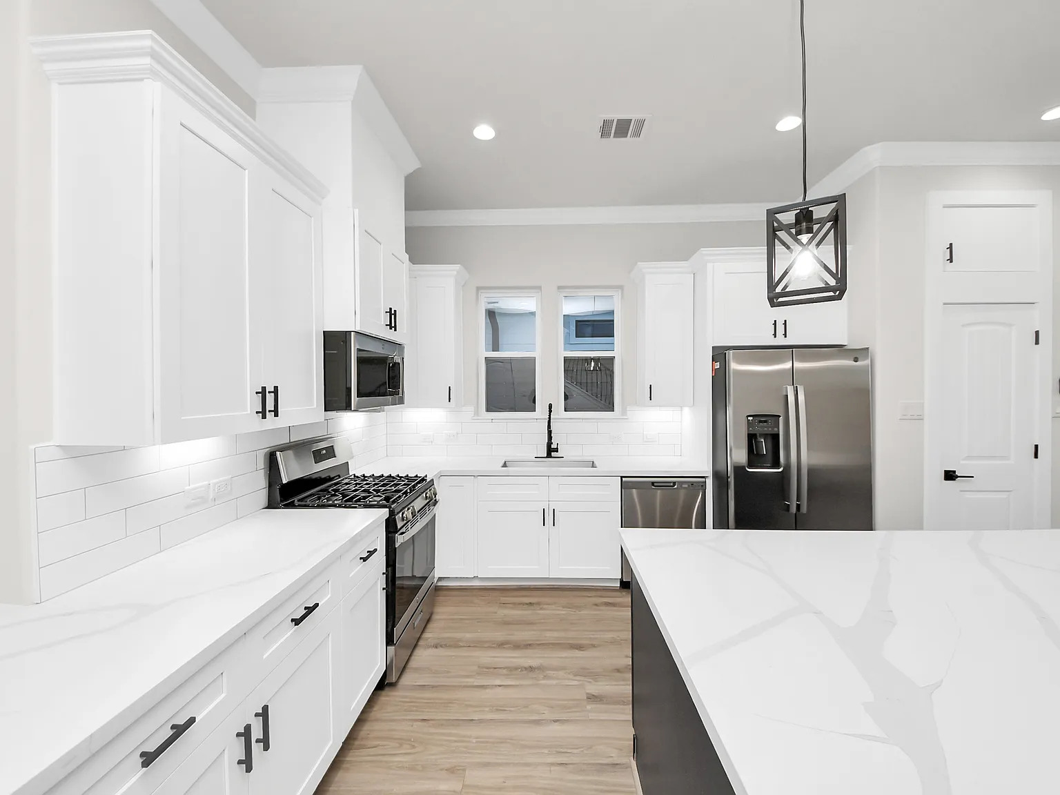 4 bed, 3.5 bath, 1996 sqft, $3,200 — Photo 4
