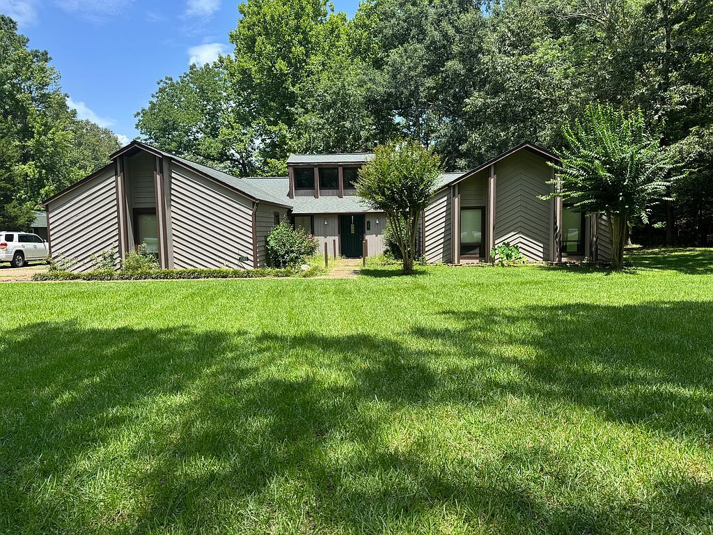 2202 Crystal Lake Cir - Property Image