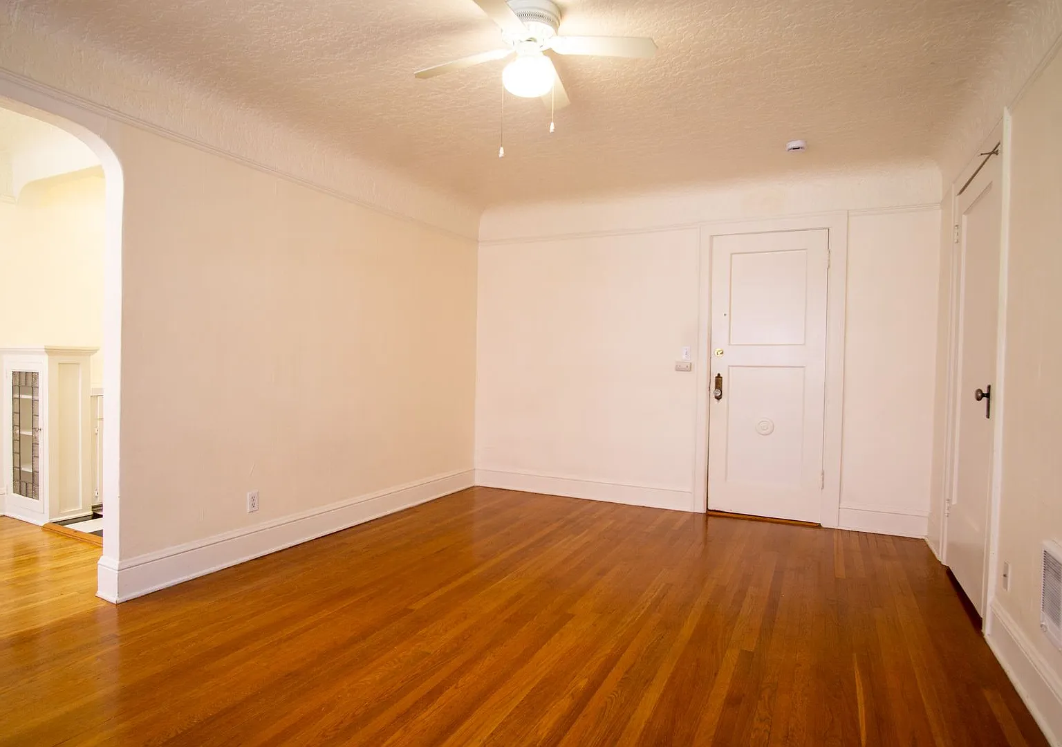 Look & Lease! Spacious & Bright Vintage Studio Ready Now! — Photo 4