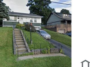 325 Center Ave, Oakdale, PA 15071