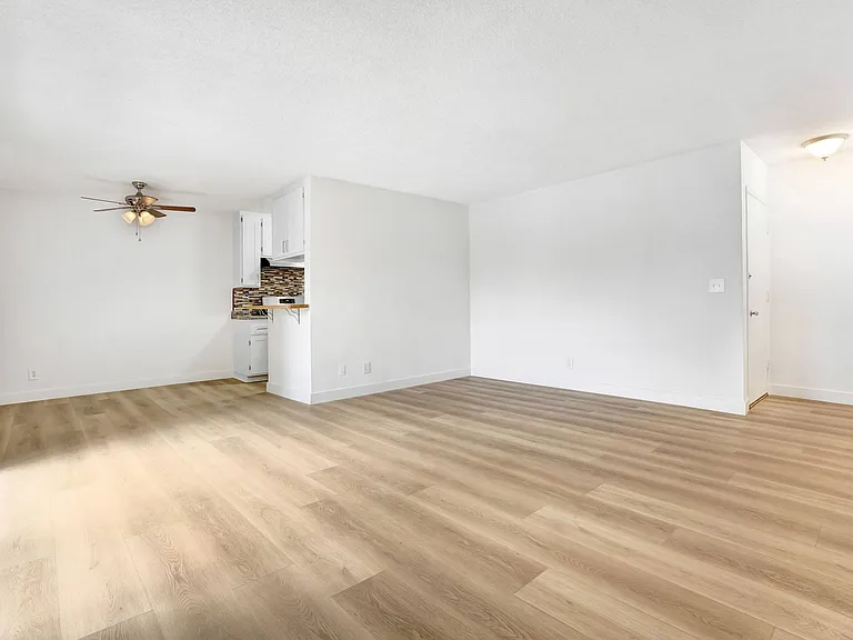 10310 Regent — Photo 13